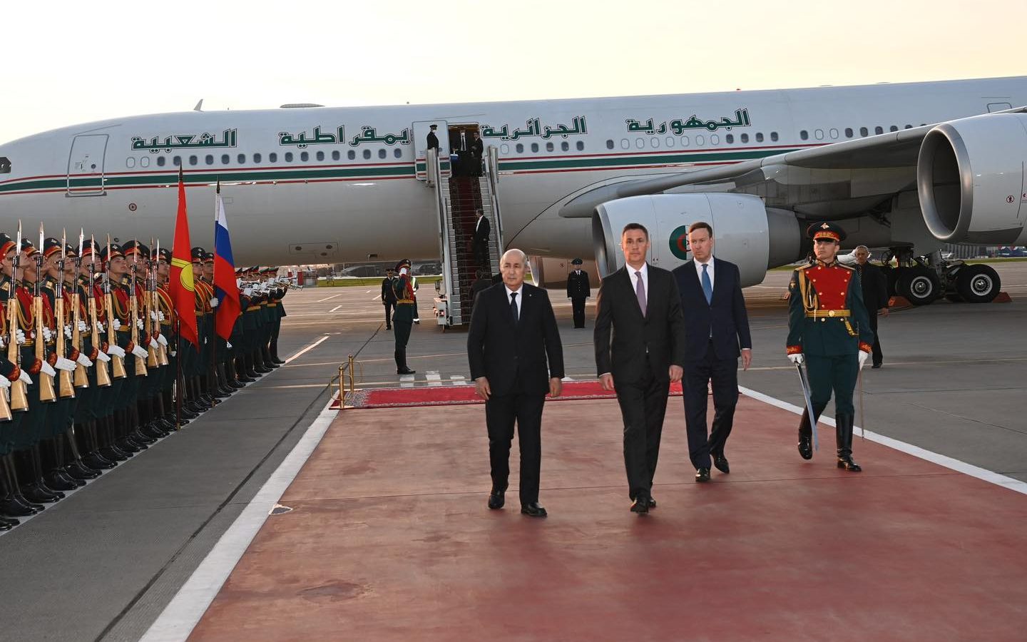 الرئيس الجزائري يصل روسيا في زيارة رسمية (فيديو)