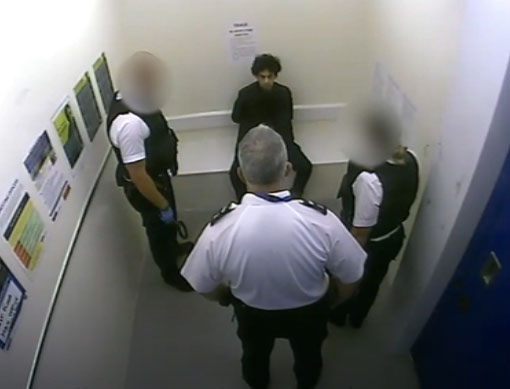 شاهد/ معتقل مكبّل اليدين يقتل ضابطا داخل مركز شرطة (فيديو)
