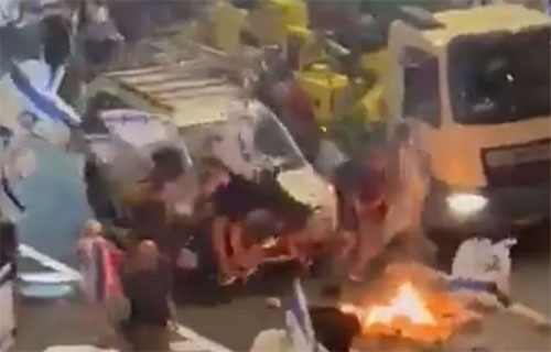 شاهد/ سيارة تدهس محتجين في إسرائيل
