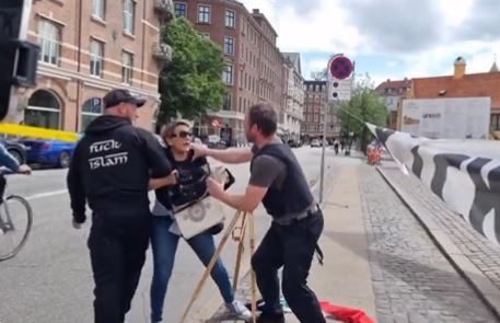 شاهد/ إمرأة عربية تحاول منع حرق القرآن في الدنمارك