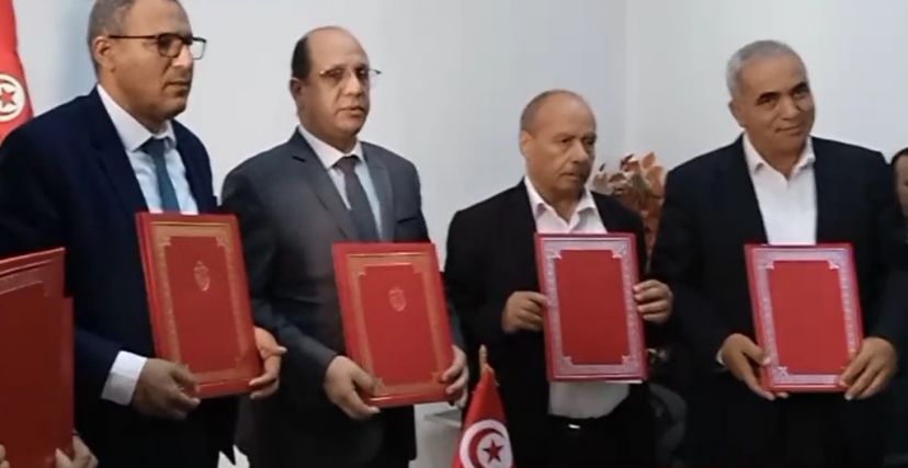 الحمروني لـ”تونس الان”: وزارة التربية تنكل بالاساتذة والمعلمين بخصوص الاجور