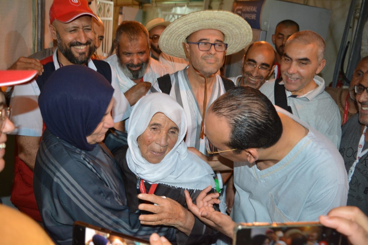 عمرها 104 سنوات…شاهد ما قالته اكبر حاجة تونسية للوزير بمُخيّم منى