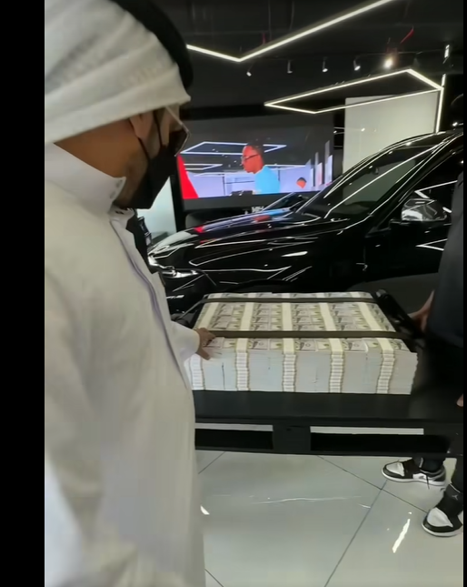 دبي/ السجن لمؤثر حمل اموالا طائلة وطفق يشتري سيارات فارهة (فيديو)
