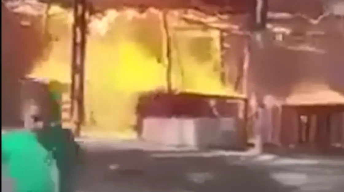 نيران الحرائق عند أبواب المنازل..مشاهد مرعبة من الجزائر (فيديو)