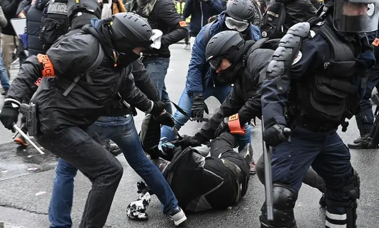 تحقيق في تعنيف الشرطة لصحفيين في مسيرات باريس