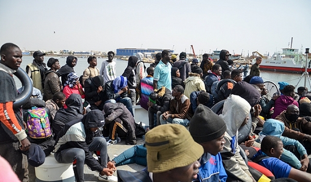 وفد من الهلال الأحمر يعاين أوضاع المهاجرين على الحدود مع ليبيا