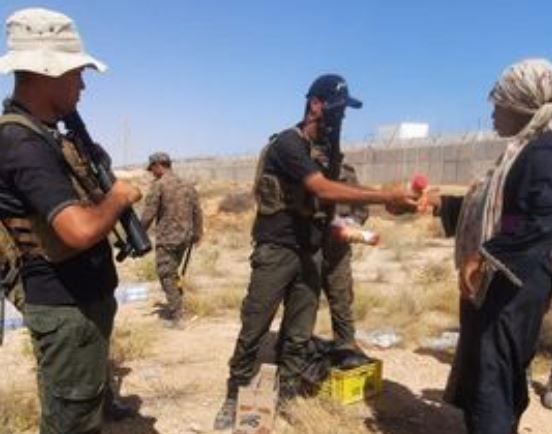 صور/ الحرس والجيش يوزّعان المياه للمهاجرين على الحدود