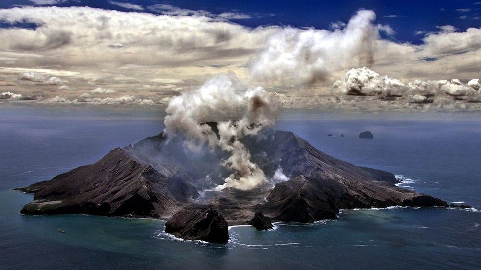 شاهد مصير سياح لحظة انفجار بركان في نيوزيلندا
