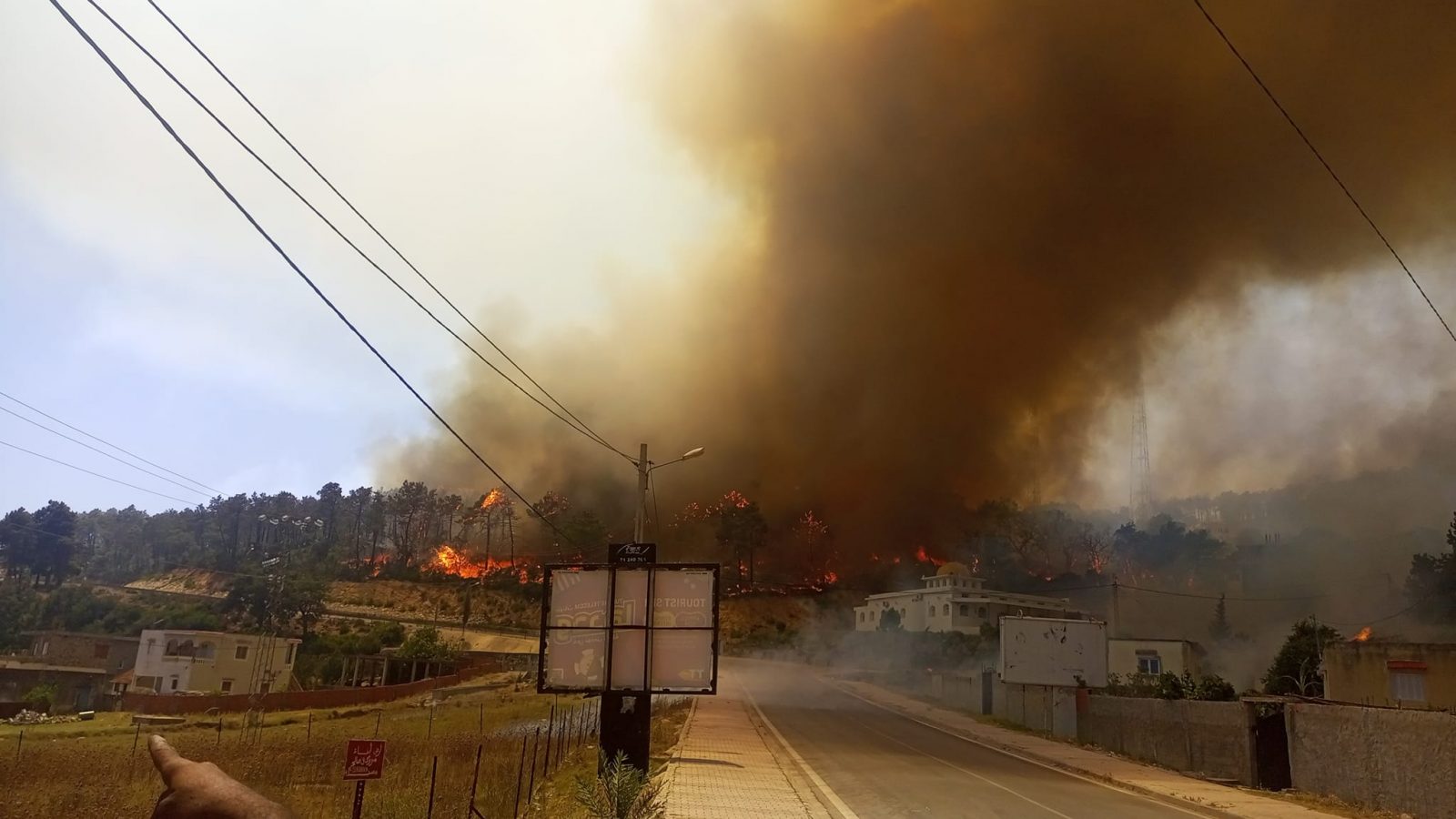 صور + فيديو/ حريق هائل في ملولة والنيران تصل إلى المساكن