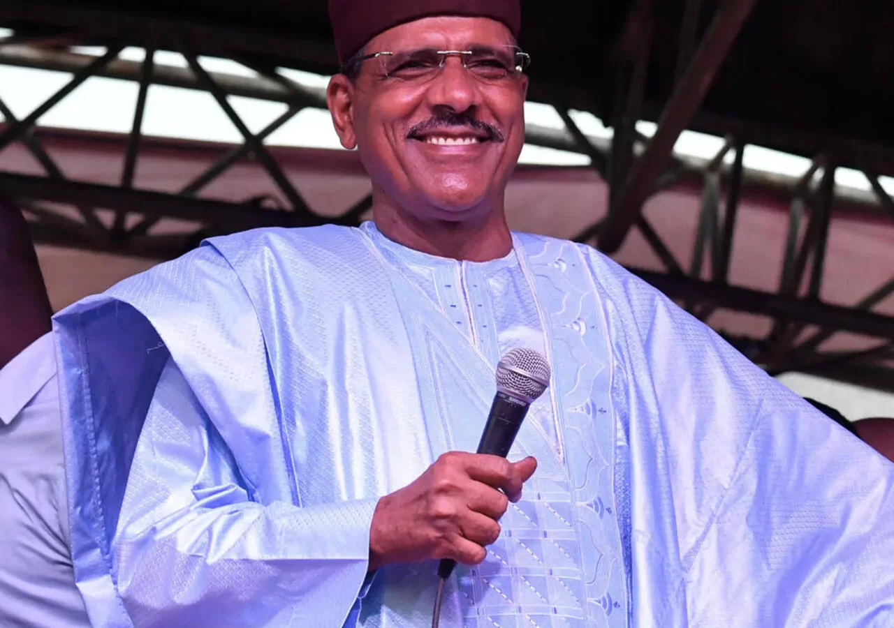 من أصول عربية.. ماذا تعرف عن رئيس النيجر الذي أطيح به في انقلاب عسكري؟