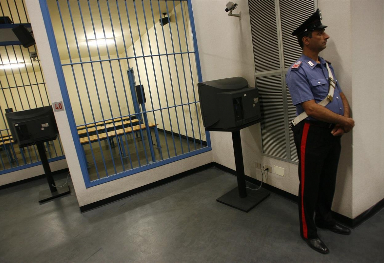 إيطاليا/ إتهام 10 حراس سجن بتعذيب سجين تونسي