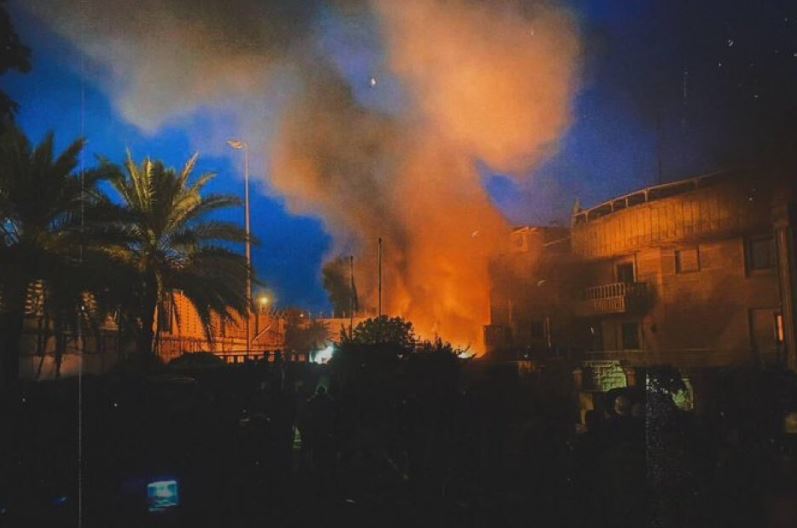 محتجون يضرمون النار في سفارة السويد ببغداد (صور + فيديو)