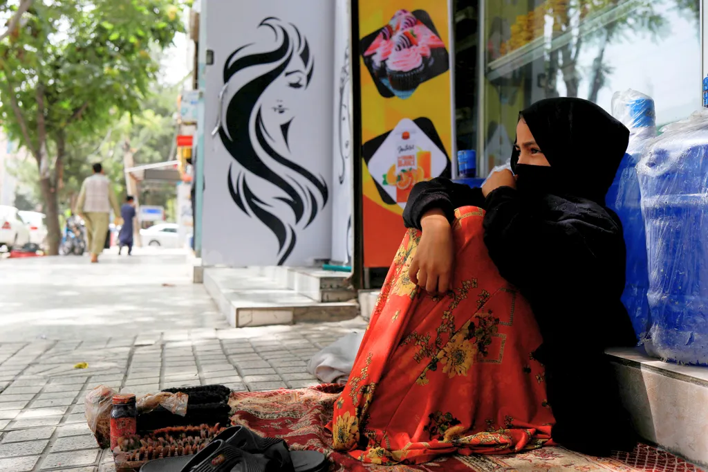 50 ألف امرأة تفقد عملها.. طالبان تغلق صالونات التجميل في أفغانستان