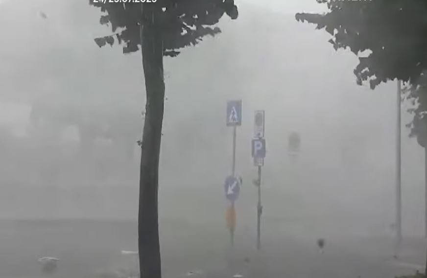 شاهد/ عواصف وأمطار وحرائق متزامنة في إيطاليا