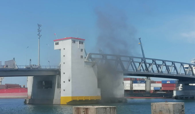 غلق وقتي لميناء بنزرت بعد حريق الجسر