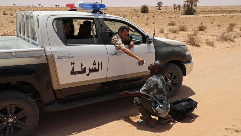 قرب حدود تونس/ السلطات الليبية تُنقذ مهاجرين في الصحراء