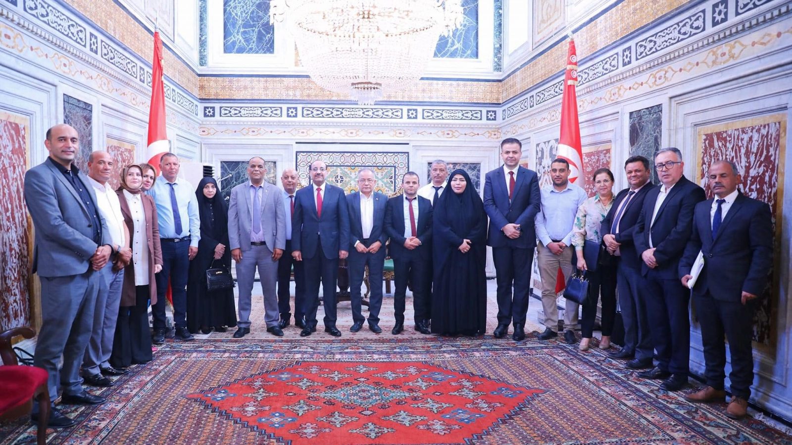 أعضاء لجنة المالية في جلسة عمل مع وفد برلماني عراقي