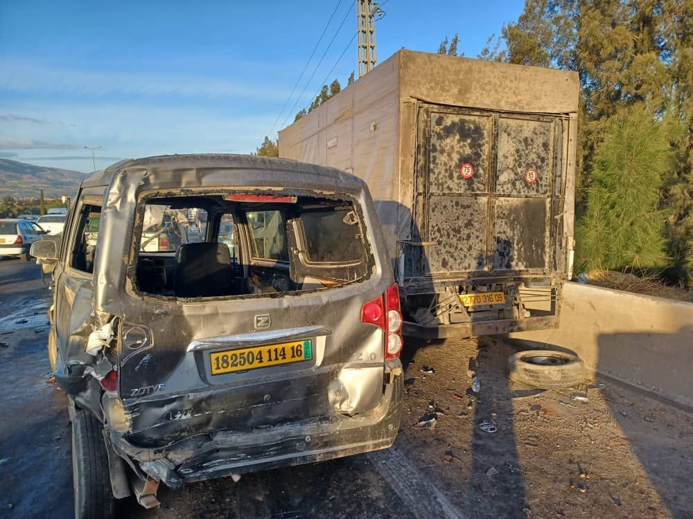 الجزائر..حادث مروع بين 12 سيارة و7 شاحنات وحافلة (صور)