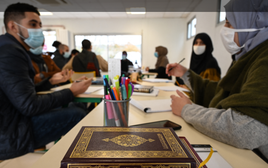 فرنسا تحظر ارتداء “العباية الإسلامية” في المدارس