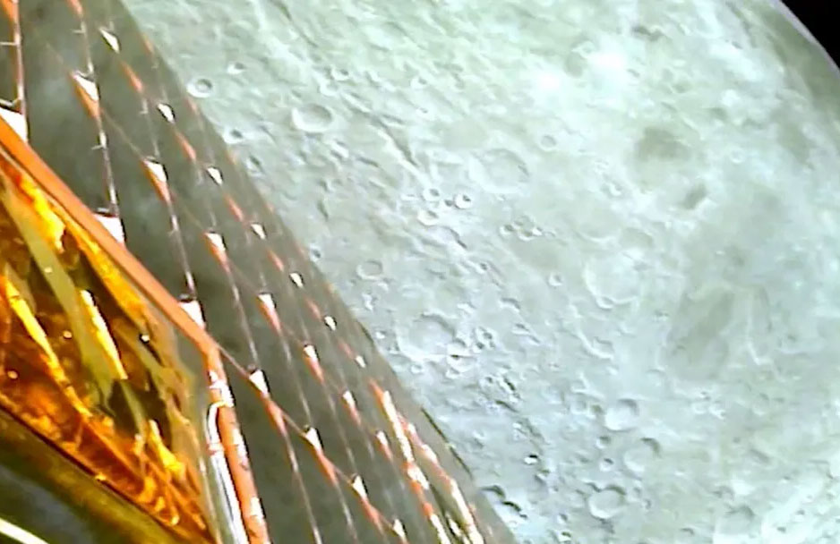 دخلت التاريخ/ مركبة فضاء هندية تهبط بسلام على القمر (فيديو)