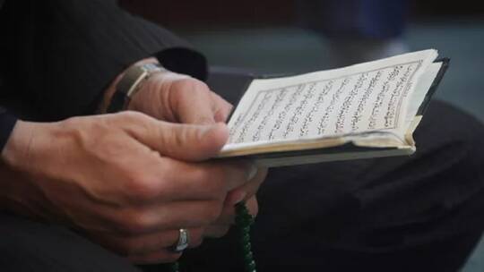 السويد/ مجهولون يرسلون نسخا محروقة من القرآن لممثلي مسجد