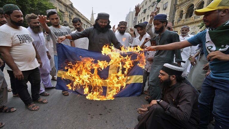 حادثة جديدة لحرق القرآن/ السويد تحذّر مواطنيها