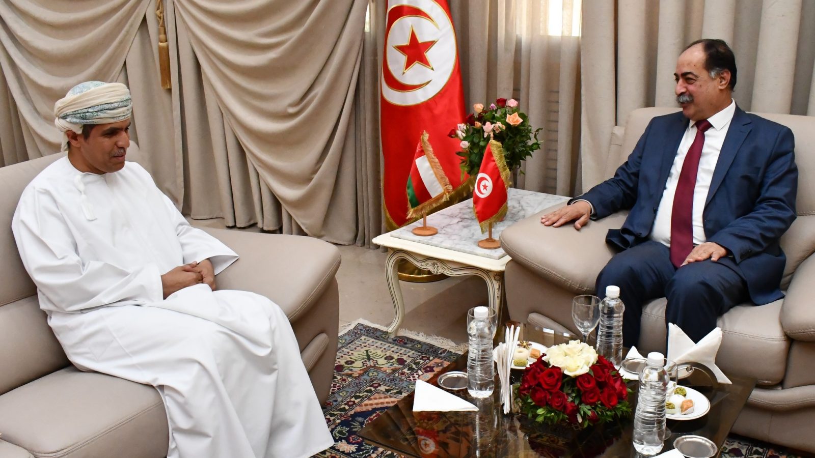 وزير الداخلية يجتمع بسفير عمان