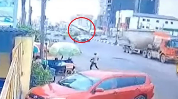 شاهد/ سقوط طائرة في شارع مزدحم (فيديو)