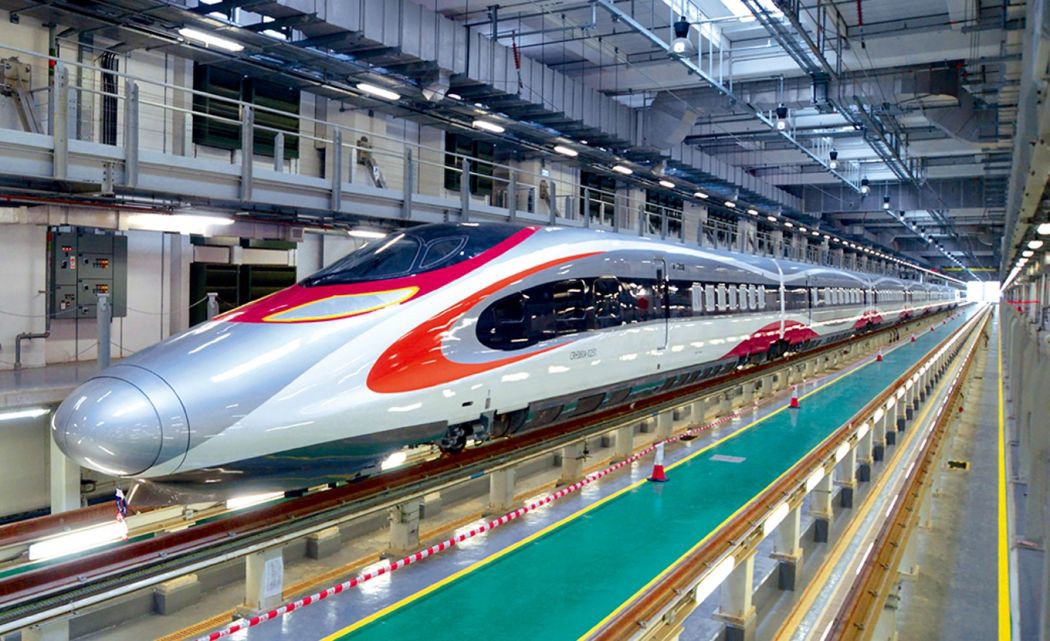 شاهد الفرق/ قطار فائق السرعة يمر بجانب آخر عادي في الصين