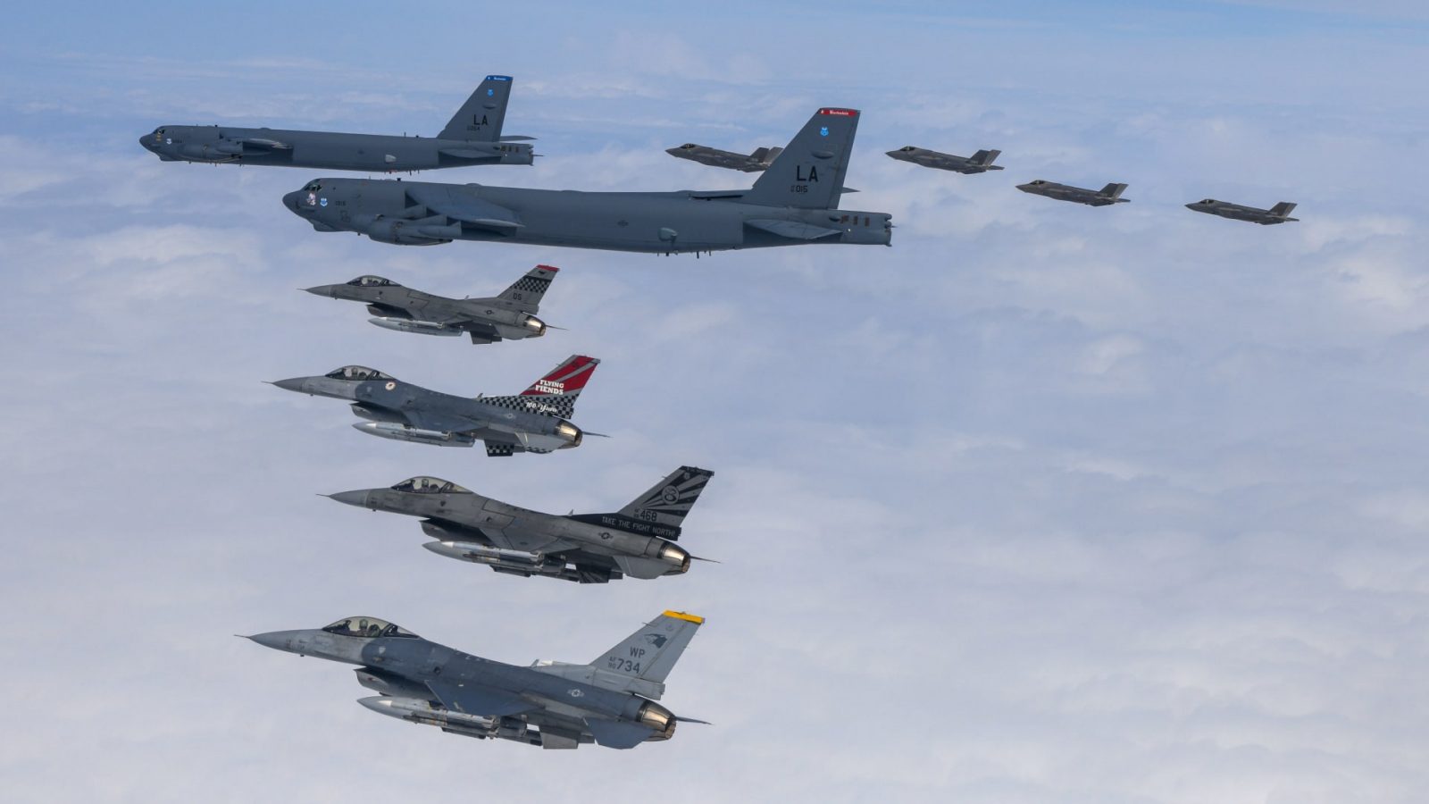 كوريا الشمالية تطلق طائرات مقاتلة ضد طائرة استطلاع أمريكية
