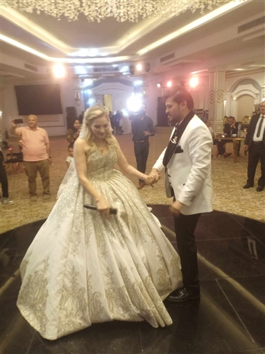 منتج ومخرج سينمائي مصري يتزوج من ملكة جمال تونس (صور)