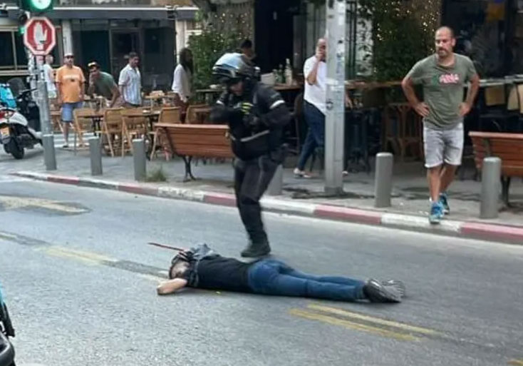 شاهد/ مقتل شرطي بهجوم مسلح في تل أبيب (فيديو)