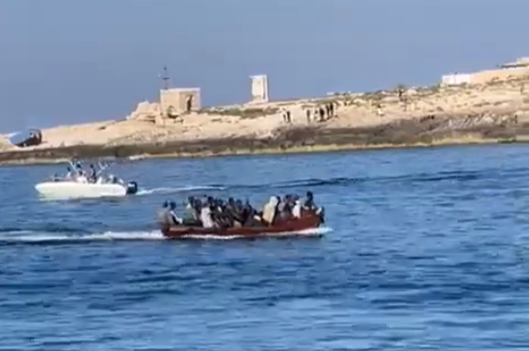 في ليلة واحدة/ وصول 30 قاربا للمهاجرين إلى لامبيدوزا (فيديو)