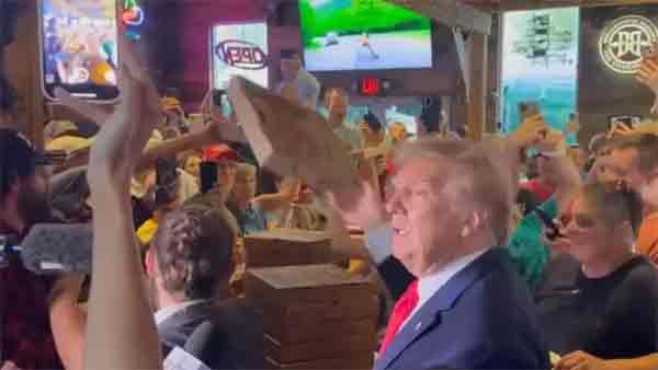 شاهد/ ترامب يوزع “البيتزا” على أنصاره (فيديو)