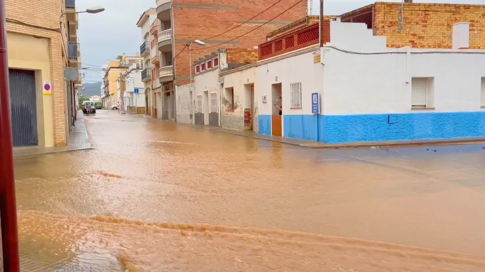 “الزموا منازلكم”.. أمطار غزيرة تشل حركة مدن كاملة في إسبانيا