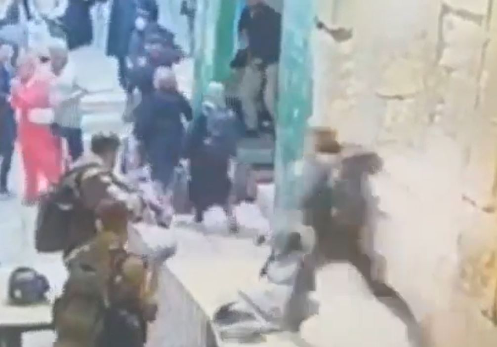 فيديو/ شرطي إسرائيلي يعتدي بوحشية على فلسطينية