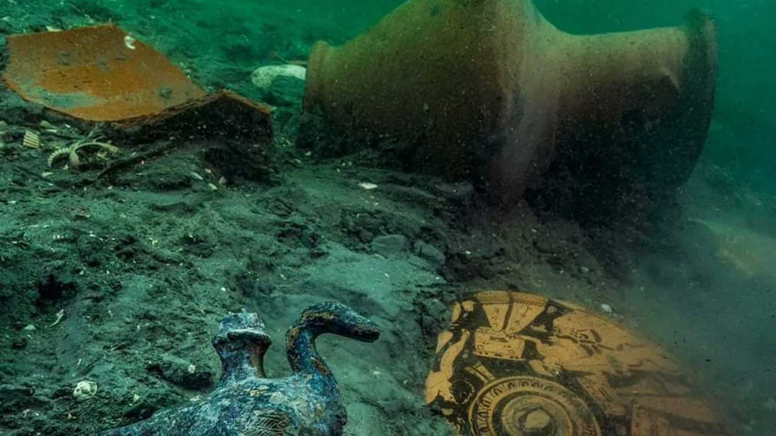 مصر/ اكتشاف كنز أثري مهم تحت الماء (صور)