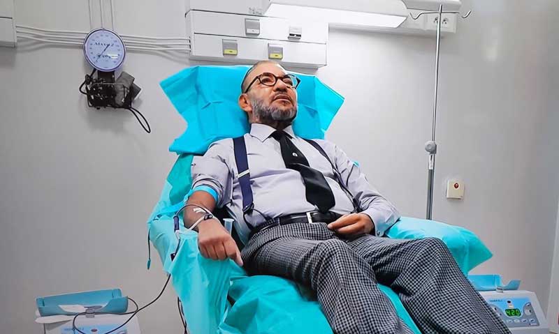 شاهد/ ملك المغرب يتبرع بالدم لمصابي الزلزال (فيديو)
