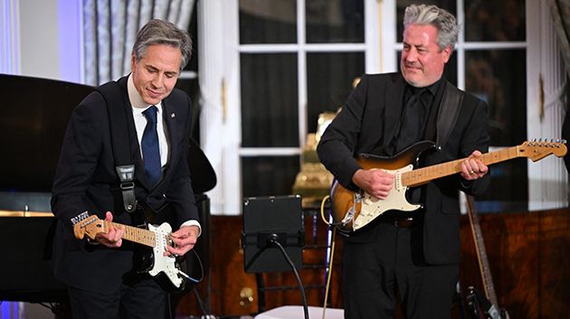 فيديو/ وزير الخارجية الأمريكي يغنّي ويعزف الغيتار