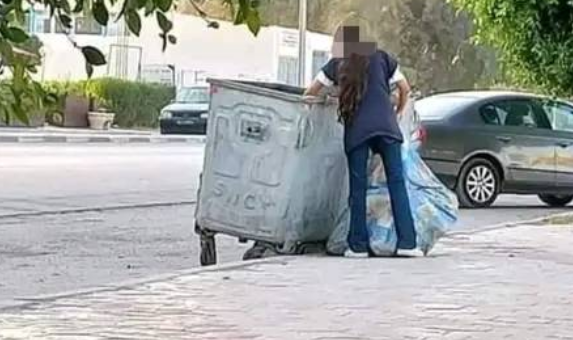 شاهد كيف تفاعل التونسيون مع تلميذة تساعد والدها على جمع القوارير