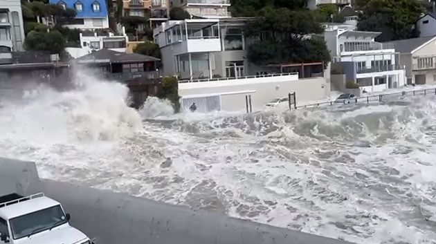 شاهد/ أمواج ضخمة تغمر الشوارع في جنوب إفريقيا
