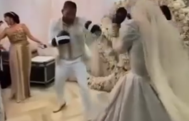 شاهد/ عروسان تونسيان يحولان عرسهما إلى حلبة ملاكمة