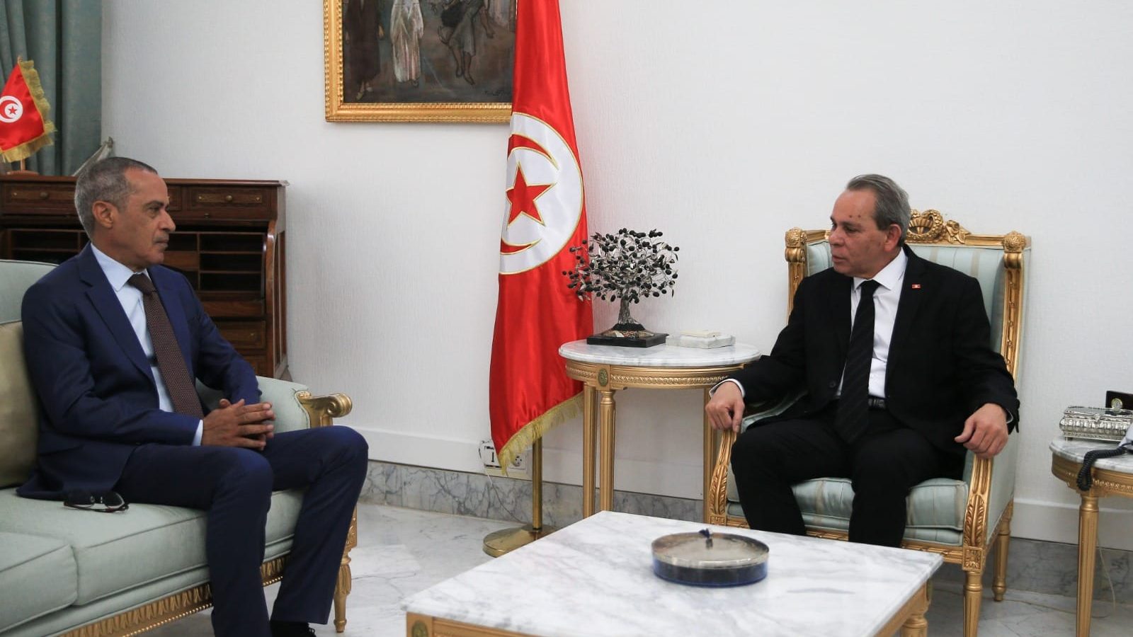 رئيس الحكومة يستقبل سفير الجزائر بتونس