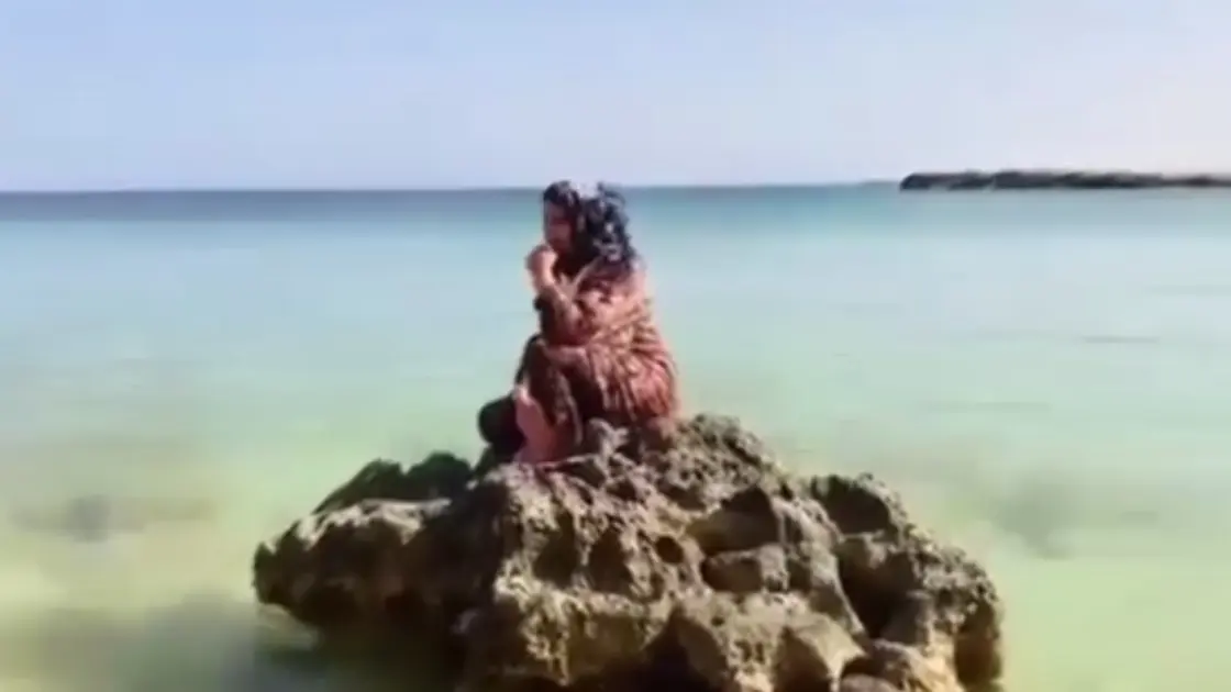 فيديو يختصر الم درنة/ عجوز تنتظر خروج جثث أحبائها من البحر