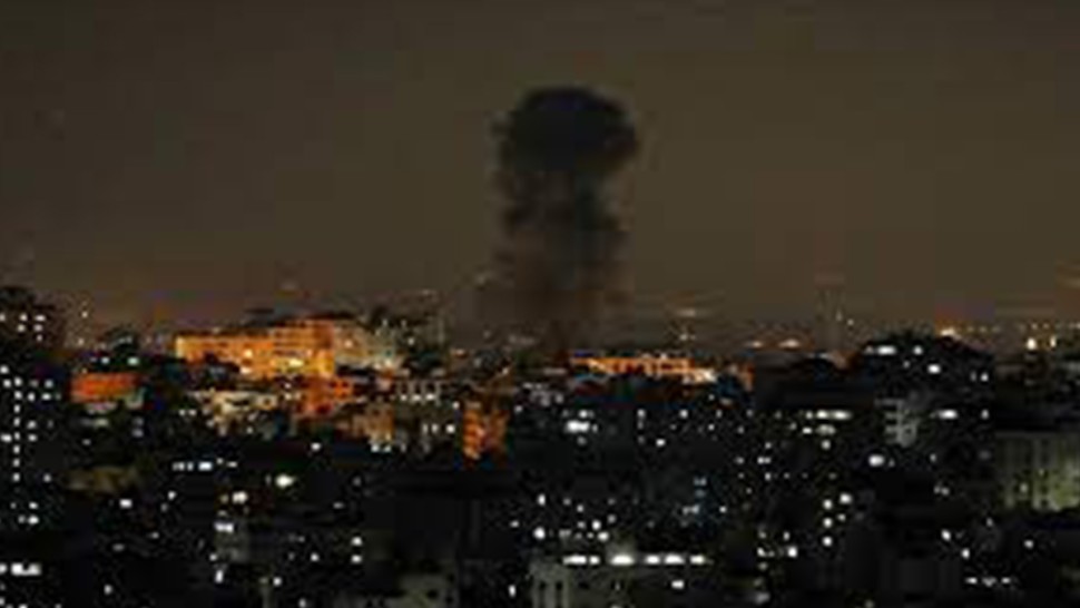 إسرائيل تقصف مناطق عسكرية لـ”حماس”