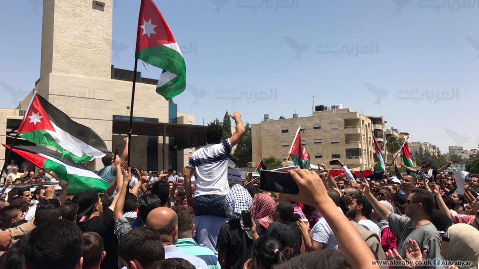 فيديو من عمان لـ”تونس الان”..الاردنيون يحتجون أمام سفارة اسرائيل