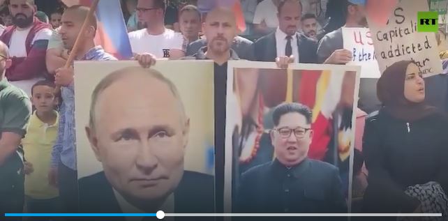 الضفة الغربية/ متظاهرون يرفعون صور بوتين وزعيم كوريا الشمالية