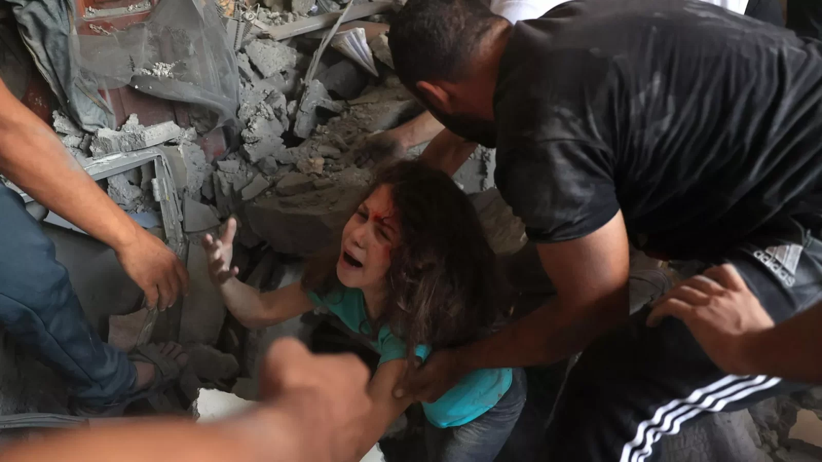 بدت وكأنها ميتة.. امرأة في قطاع غزة تضع مولودها