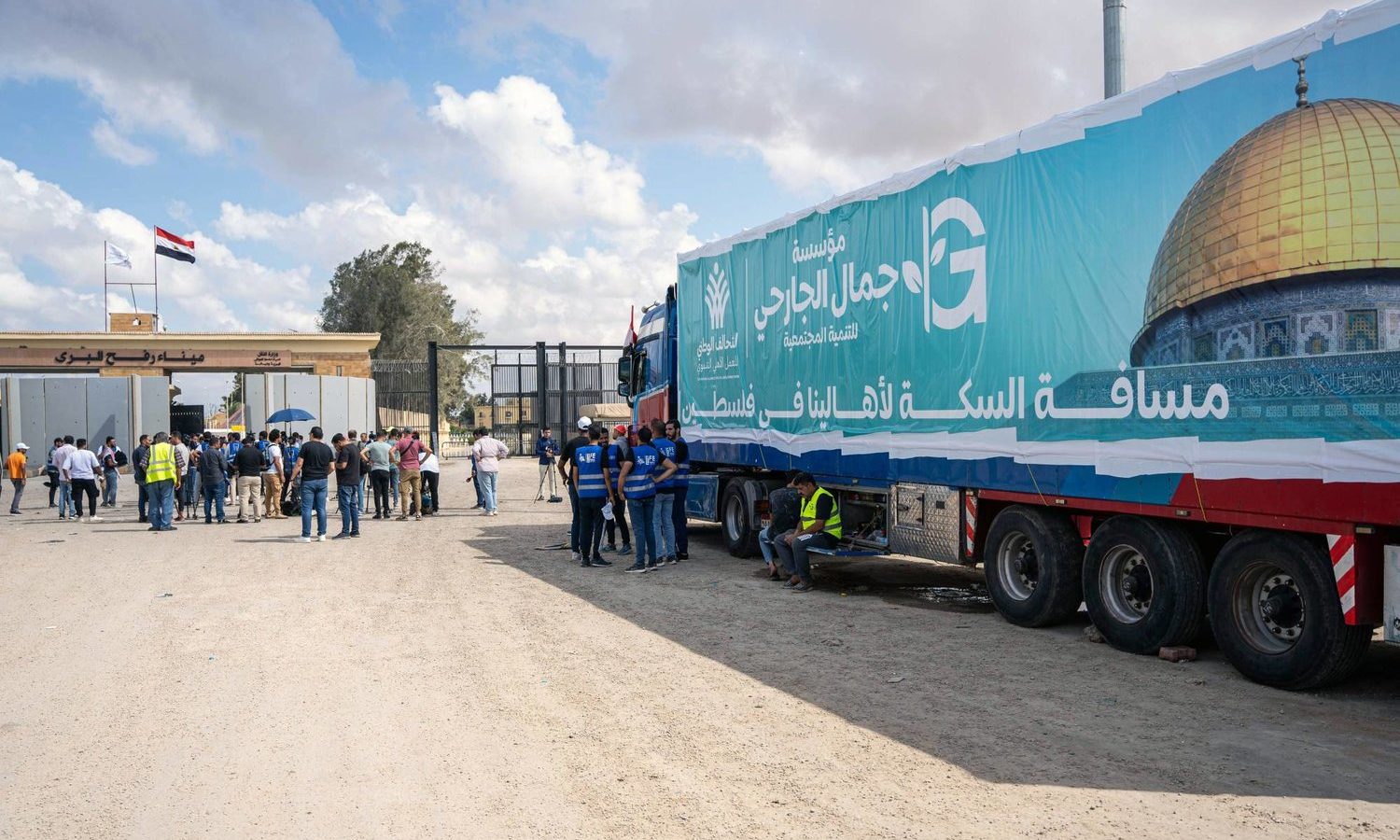 الهلال الأحمر الفلسطيني: المساعدات الموجهة اليوم لغزة نقطة في بحر الاحتياجات