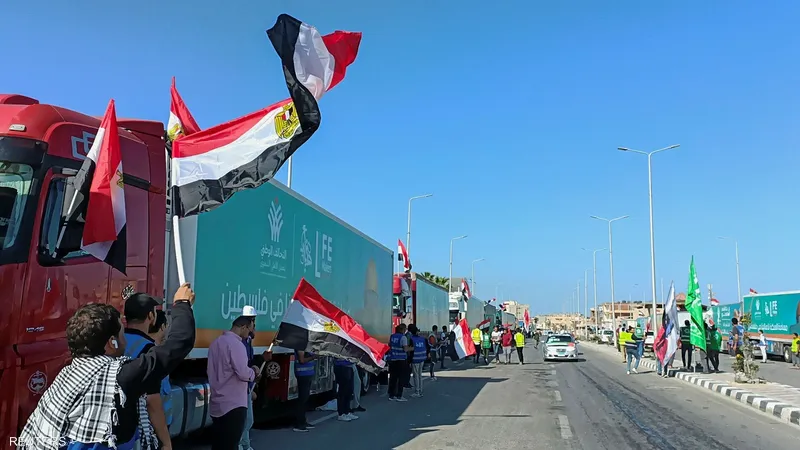 شاحنات وقود تتجه إلى معبر كرم أبو سالم بين غزة ومصر